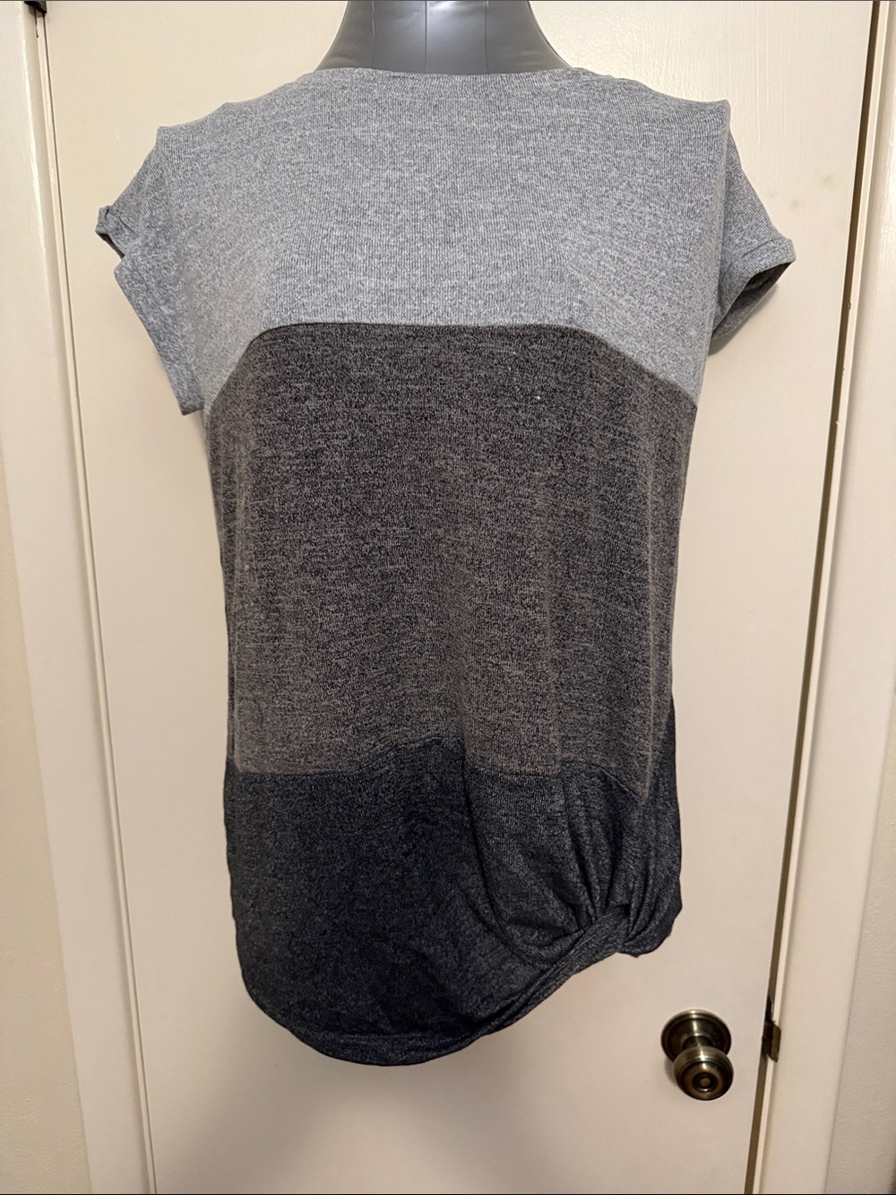 Coeur de Vague Women’s Gray Colorblock Short-Sleeve Knot Tee Size Large NWT